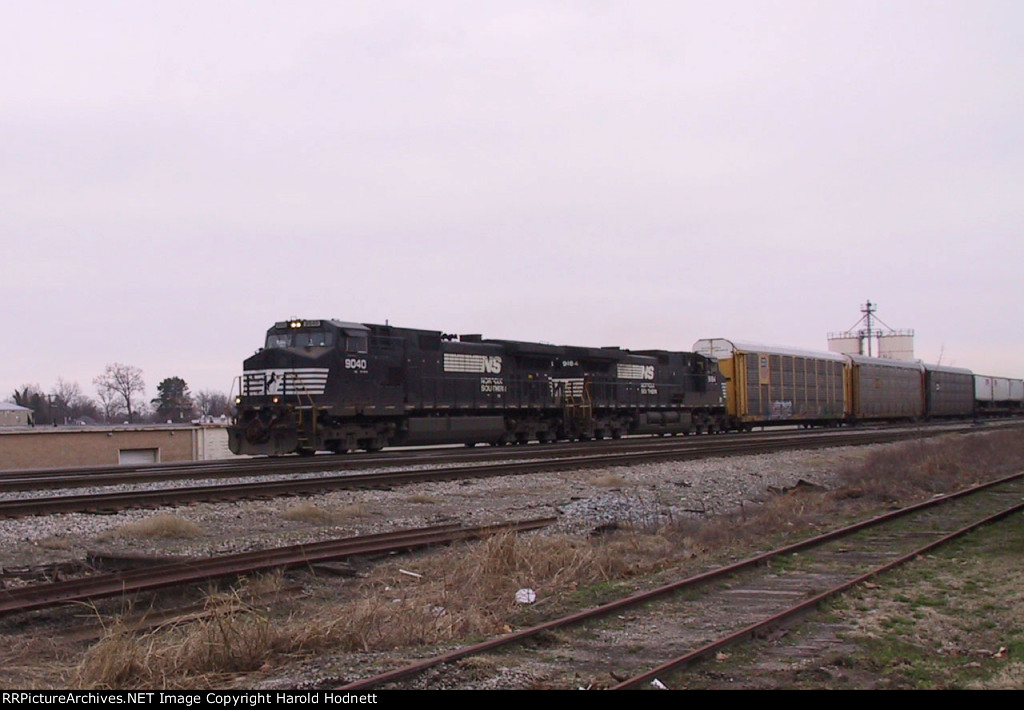 NS 9040 leads train 204 northbound